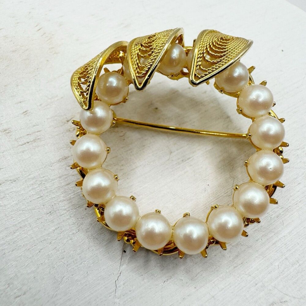 Hobe Vintage Pearl Circle Brooch With Filigree Leaves Gold Wreath Signed Costume
